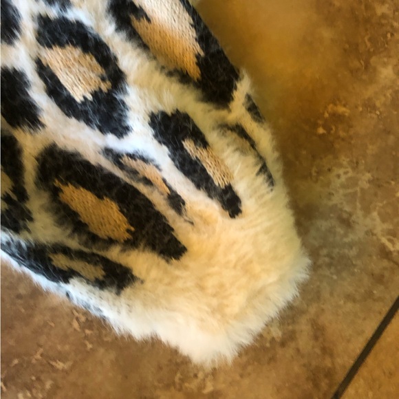 Hayden Los Angeles Animal Print Leopard Fuzzy Eyelash Relaxed Sweater - Picture 7 of 10